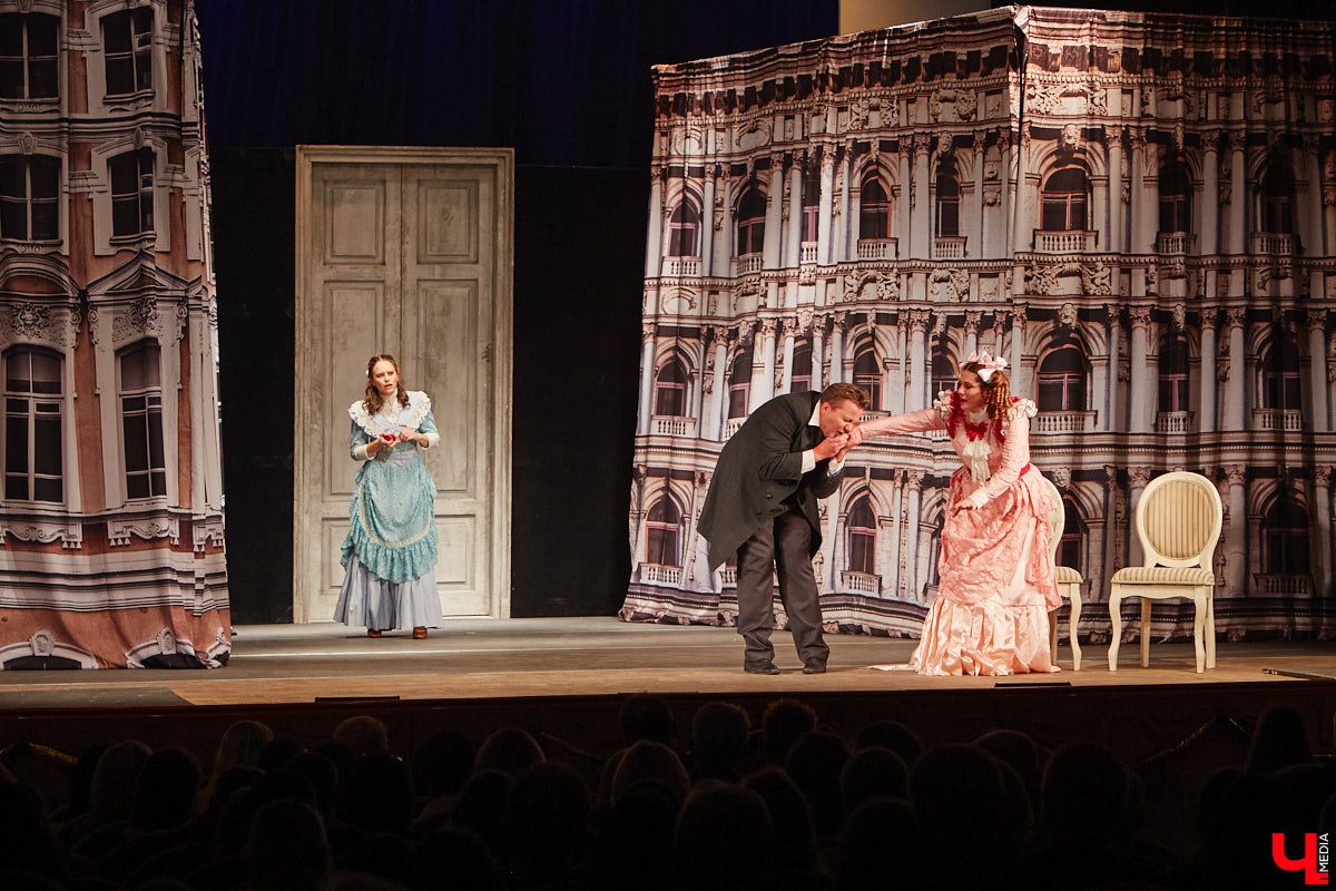 174-й театральный сезон драмтеатра начался с репетиций на Соборной площади, открылся комедией на Ленина, а продолжится новым моноспектаклем на Театральной площади и большой премьерой на Диктора Левитана. Погружаемся в атмосферу царства Мельпомены и выясняем, как продвигается ремонт в здании и в каких же локациях Владимира можно будет посмотреть ту или иную постановку. 