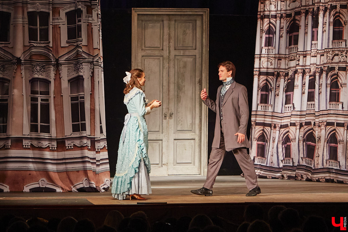 174-й театральный сезон драмтеатра начался с репетиций на Соборной площади, открылся комедией на Ленина, а продолжится новым моноспектаклем на Театральной площади и большой премьерой на Диктора Левитана. Погружаемся в атмосферу царства Мельпомены и выясняем, как продвигается ремонт в здании и в каких же локациях Владимира можно будет посмотреть ту или иную постановку. 