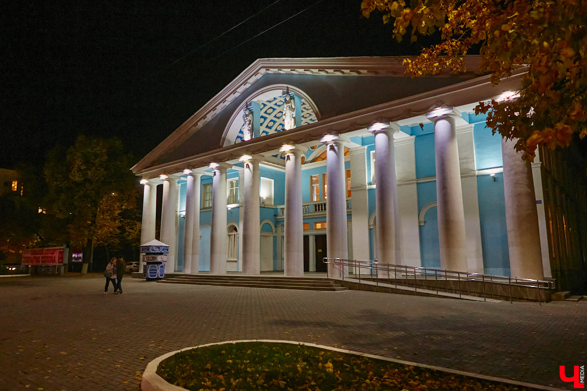 174-й театральный сезон драмтеатра начался с репетиций на Соборной площади, открылся комедией на Ленина, а продолжится новым моноспектаклем на Театральной площади и большой премьерой на Диктора Левитана. Погружаемся в атмосферу царства Мельпомены и выясняем, как продвигается ремонт в здании и в каких же локациях Владимира можно будет посмотреть ту или иную постановку. 