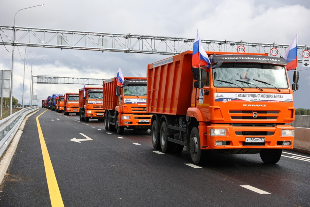 Аж на два года раньше запланированного срока откроется участок платной автодороги М-12 в обход города Владимира. Движение по этому пути запустят уже в октябре. Сейчас на данном отрезке идут последние приготовления.