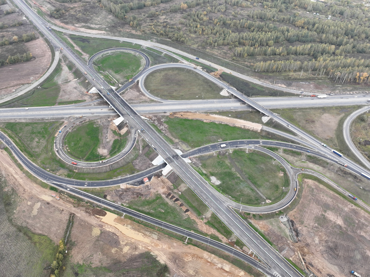 Аж на два года раньше запланированного срока откроется участок платной автодороги М-12 в обход города Владимира. Движение по этому пути запустят уже в октябре. Сейчас на данном отрезке идут последние приготовления.