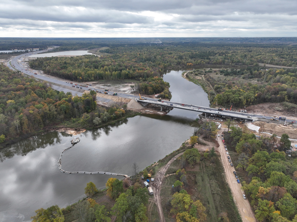 Аж на два года раньше запланированного срока откроется участок платной автодороги М-12 в обход города Владимира. Движение по этому пути запустят уже в октябре. Сейчас на данном отрезке идут последние приготовления.