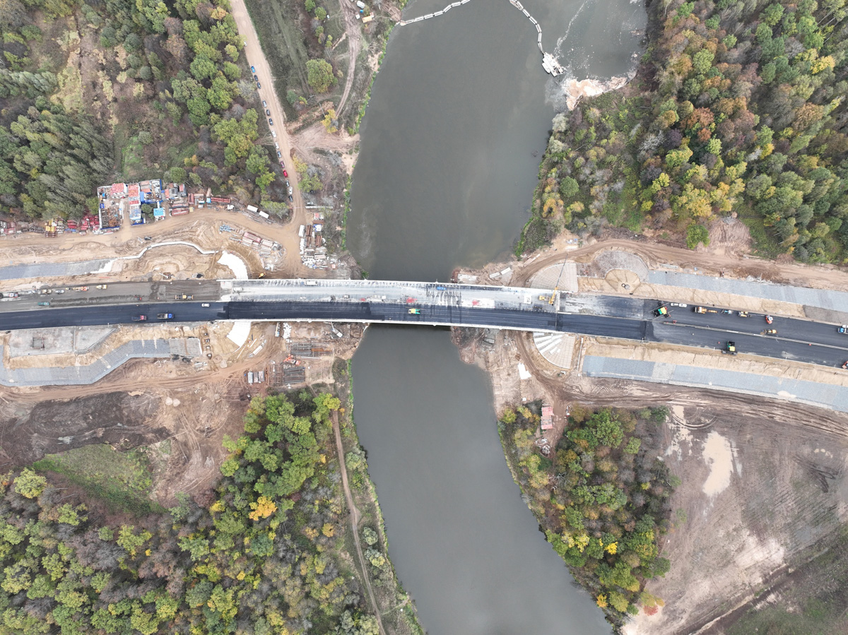 Аж на два года раньше запланированного срока откроется участок платной автодороги М-12 в обход города Владимира. Движение по этому пути запустят уже в октябре. Сейчас на данном отрезке идут последние приготовления.