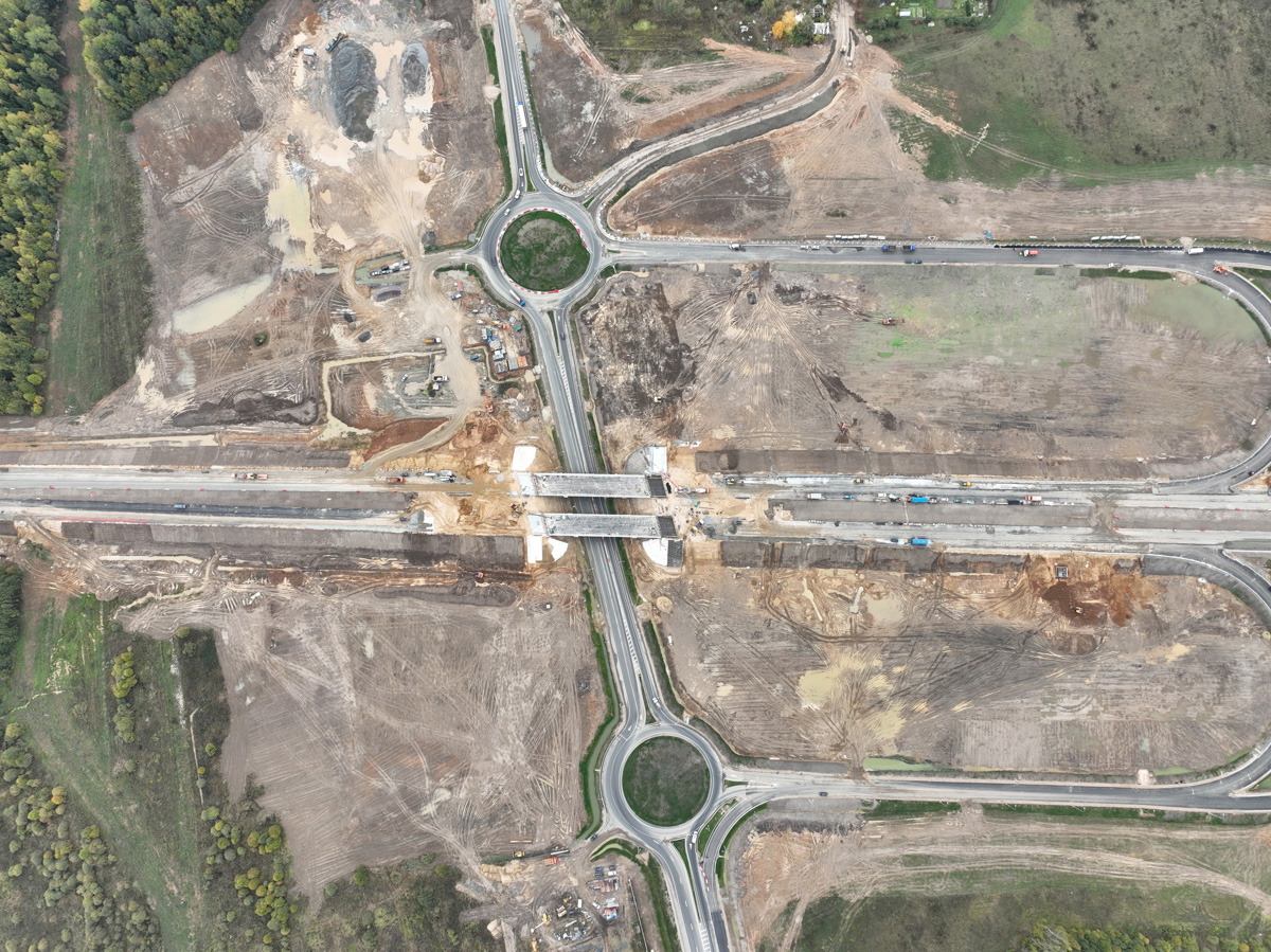 Аж на два года раньше запланированного срока откроется участок платной автодороги М-12 в обход города Владимира. Движение по этому пути запустят уже в октябре. Сейчас на данном отрезке идут последние приготовления.