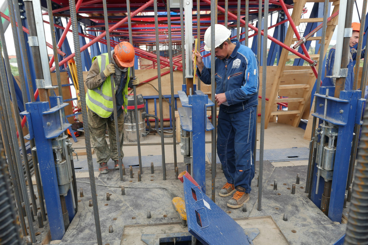 Аж на два года раньше запланированного срока откроется участок платной автодороги М-12 в обход города Владимира. Движение по этому пути запустят уже в октябре. Сейчас на данном отрезке идут последние приготовления.