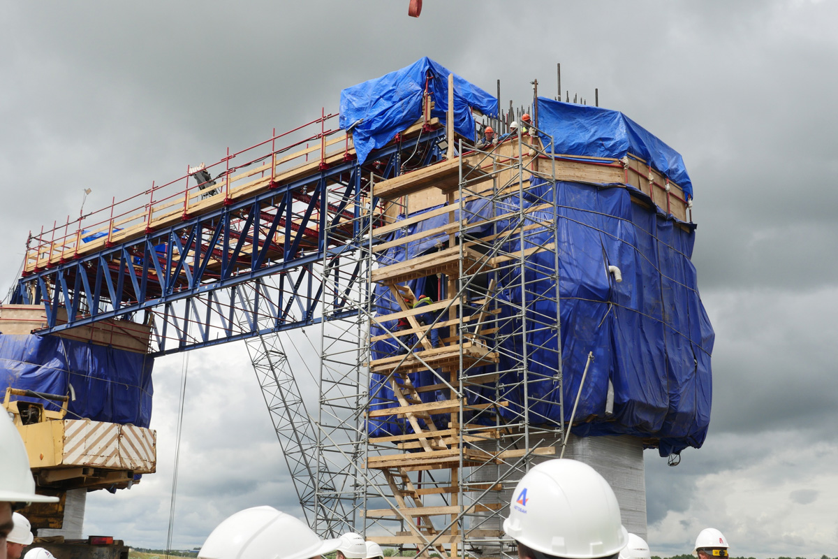 Аж на два года раньше запланированного срока откроется участок платной автодороги М-12 в обход города Владимира. Движение по этому пути запустят уже в октябре. Сейчас на данном отрезке идут последние приготовления.