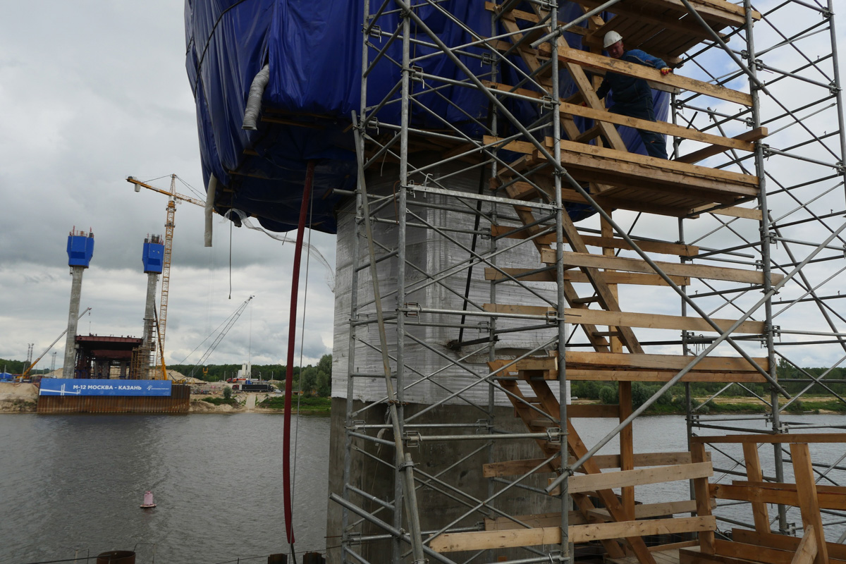 Аж на два года раньше запланированного срока откроется участок платной автодороги М-12 в обход города Владимира. Движение по этому пути запустят уже в октябре. Сейчас на данном отрезке идут последние приготовления.