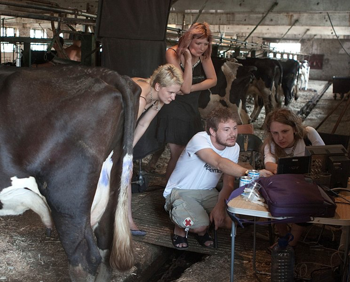 Анастасия Кобыненкова стала героиней неснятого фильма Валерии Гай Германики, спела на бэк-вокале у «НАИВа», пять лет жизни посвятила группе The Matrixx, основала собственную арт-бригаду, а также посотрудничала с большим количеством знаменитостей от Линды до Екатерины Гордон. Подробности в большом интервью с девушкой.