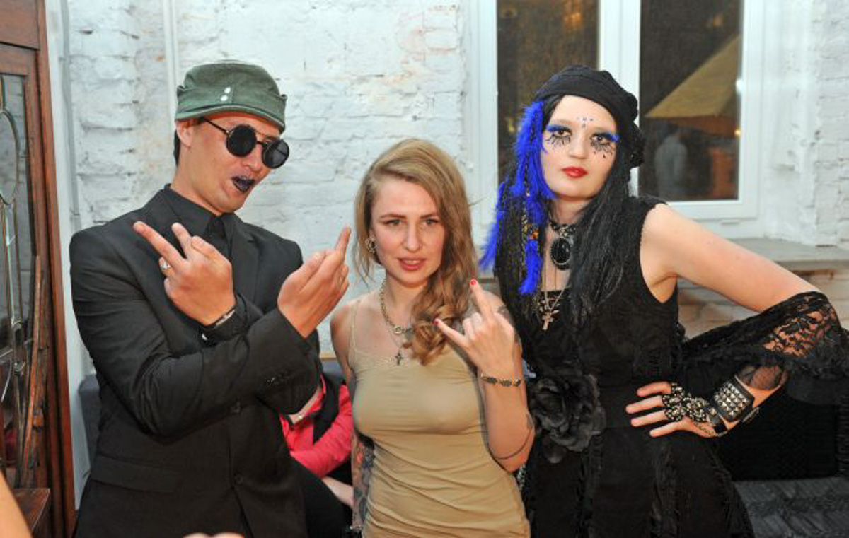 Анастасия Кобыненкова стала героиней неснятого фильма Валерии Гай Германики, спела на бэк-вокале у «НАИВа», пять лет жизни посвятила группе The Matrixx, основала собственную арт-бригаду, а также посотрудничала с большим количеством знаменитостей от Линды до Екатерины Гордон. Подробности в большом интервью с девушкой.