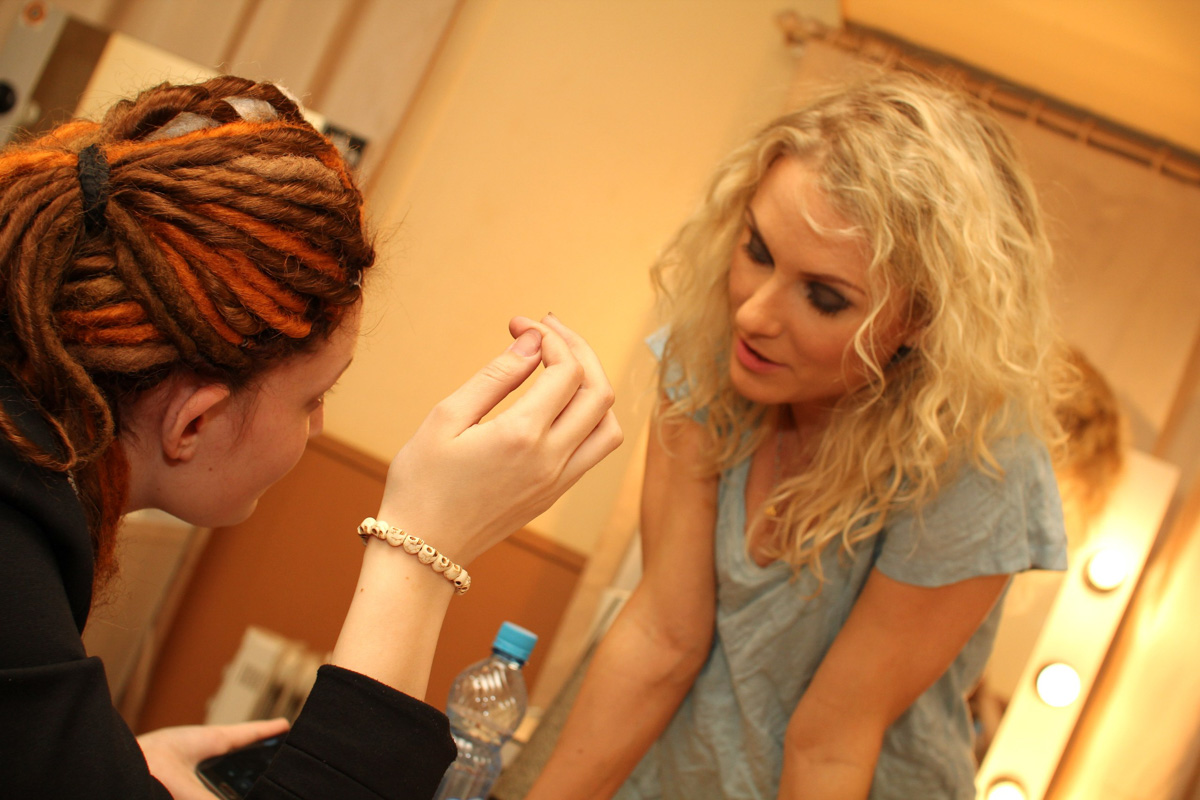 Анастасия Кобыненкова стала героиней неснятого фильма Валерии Гай Германики, спела на бэк-вокале у «НАИВа», пять лет жизни посвятила группе The Matrixx, основала собственную арт-бригаду, а также посотрудничала с большим количеством знаменитостей от Линды до Екатерины Гордон. Подробности в большом интервью с девушкой.