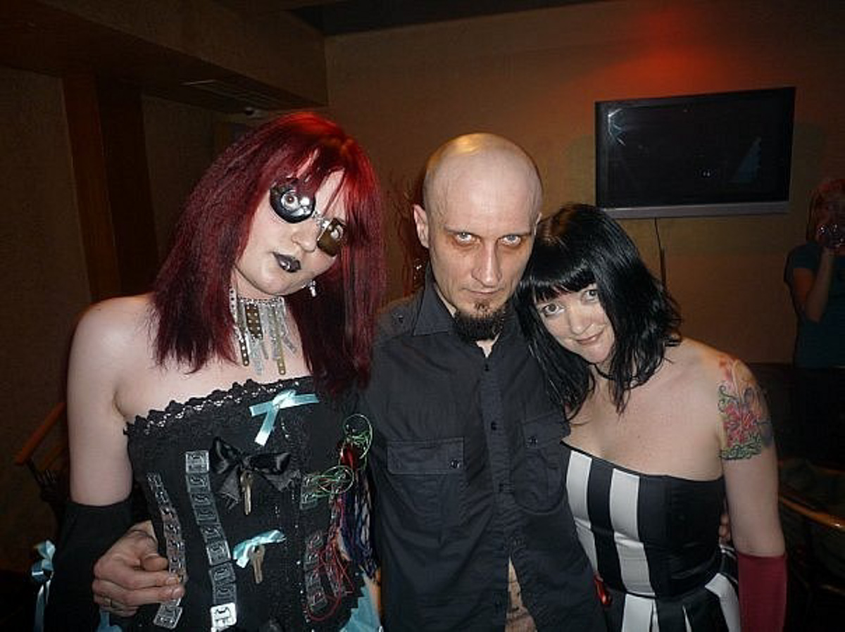 Анастасия Кобыненкова стала героиней неснятого фильма Валерии Гай Германики, спела на бэк-вокале у «НАИВа», пять лет жизни посвятила группе The Matrixx, основала собственную арт-бригаду, а также посотрудничала с большим количеством знаменитостей от Линды до Екатерины Гордон. Подробности в большом интервью с девушкой.