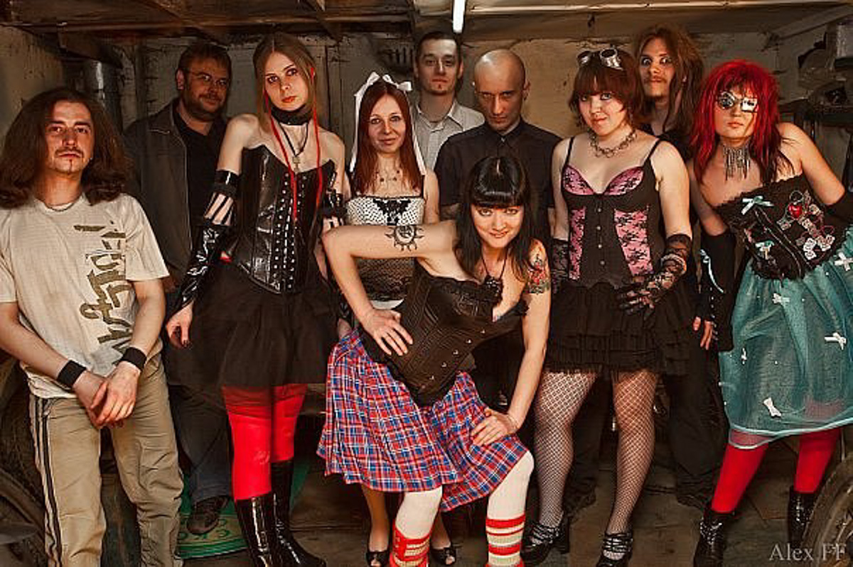 Анастасия Кобыненкова стала героиней неснятого фильма Валерии Гай Германики, спела на бэк-вокале у «НАИВа», пять лет жизни посвятила группе The Matrixx, основала собственную арт-бригаду, а также посотрудничала с большим количеством знаменитостей от Линды до Екатерины Гордон. Подробности в большом интервью с девушкой.