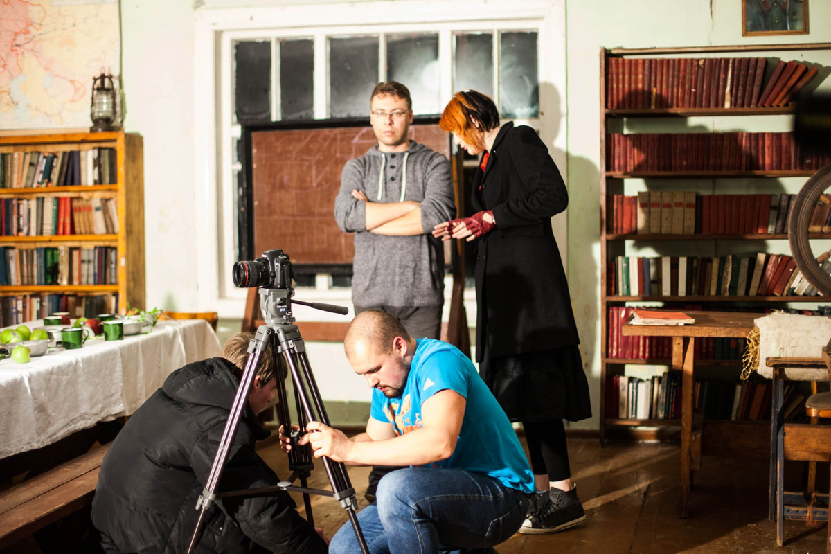 Анастасия Кобыненкова стала героиней неснятого фильма Валерии Гай Германики, спела на бэк-вокале у «НАИВа», пять лет жизни посвятила группе The Matrixx, основала собственную арт-бригаду, а также посотрудничала с большим количеством знаменитостей от Линды до Екатерины Гордон. Подробности в большом интервью с девушкой.