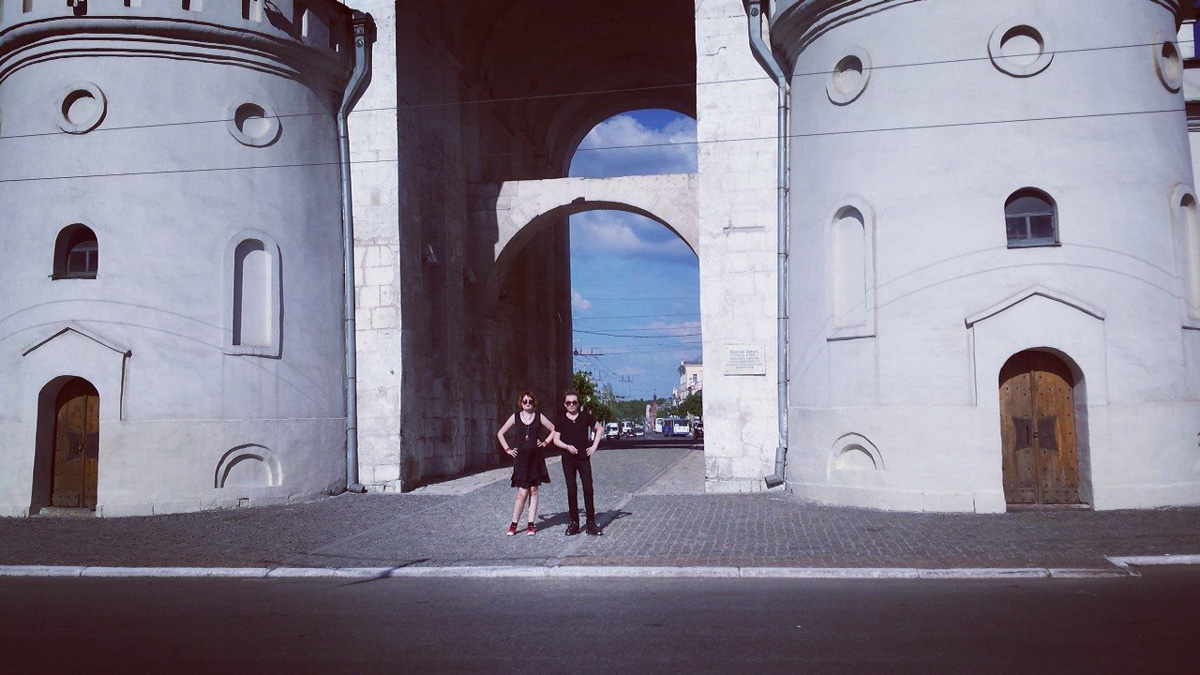 Анастасия Кобыненкова стала героиней неснятого фильма Валерии Гай Германики, спела на бэк-вокале у «НАИВа», пять лет жизни посвятила группе The Matrixx, основала собственную арт-бригаду, а также посотрудничала с большим количеством знаменитостей от Линды до Екатерины Гордон. Подробности в большом интервью с девушкой.