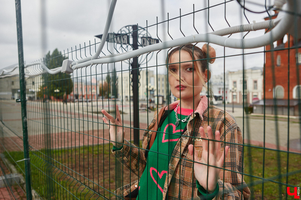 Анастасия Кобыненкова стала героиней неснятого фильма Валерии Гай Германики, спела на бэк-вокале у «НАИВа», пять лет жизни посвятила группе The Matrixx, основала собственную арт-бригаду, а также посотрудничала с большим количеством знаменитостей от Линды до Екатерины Гордон. Подробности в большом интервью с девушкой.