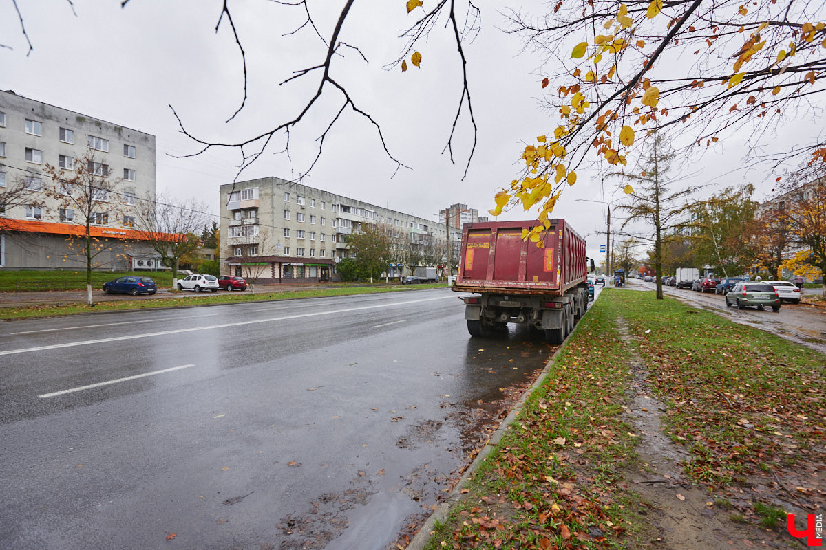 Вы знаете, сколько во Владимире автомобилей? 320 тысяч! А сколько организованных парковочных мест? Намного меньше. Как результат, машины ставят там, где придется: вдоль дорог, во дворах, на газонах. Решают ли вопрос сплошные запреты? Узнали у автоэкспертов.