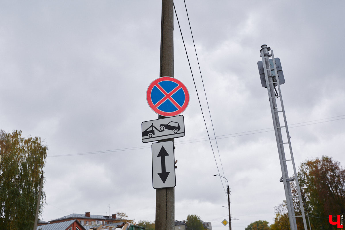 Вы знаете, сколько во Владимире автомобилей? 320 тысяч! А сколько организованных парковочных мест? Намного меньше. Как результат, машины ставят там, где придется: вдоль дорог, во дворах, на газонах. Решают ли вопрос сплошные запреты? Узнали у автоэкспертов.