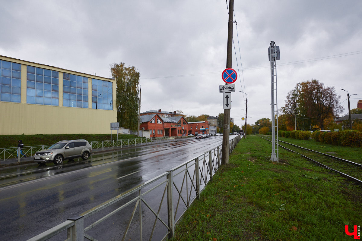 Вы знаете, сколько во Владимире автомобилей? 320 тысяч! А сколько организованных парковочных мест? Намного меньше. Как результат, машины ставят там, где придется: вдоль дорог, во дворах, на газонах. Решают ли вопрос сплошные запреты? Узнали у автоэкспертов.