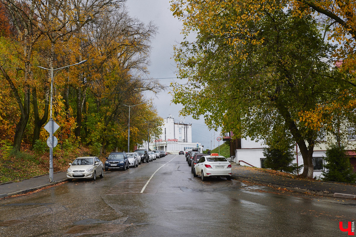 Вы знаете, сколько во Владимире автомобилей? 320 тысяч! А сколько организованных парковочных мест? Намного меньше. Как результат, машины ставят там, где придется: вдоль дорог, во дворах, на газонах. Решают ли вопрос сплошные запреты? Узнали у автоэкспертов.