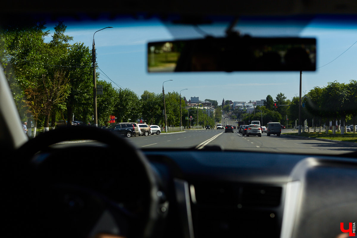 Вы знаете, сколько во Владимире автомобилей? 320 тысяч! А сколько организованных парковочных мест? Намного меньше. Как результат, машины ставят там, где придется: вдоль дорог, во дворах, на газонах. Решают ли вопрос сплошные запреты? Узнали у автоэкспертов.