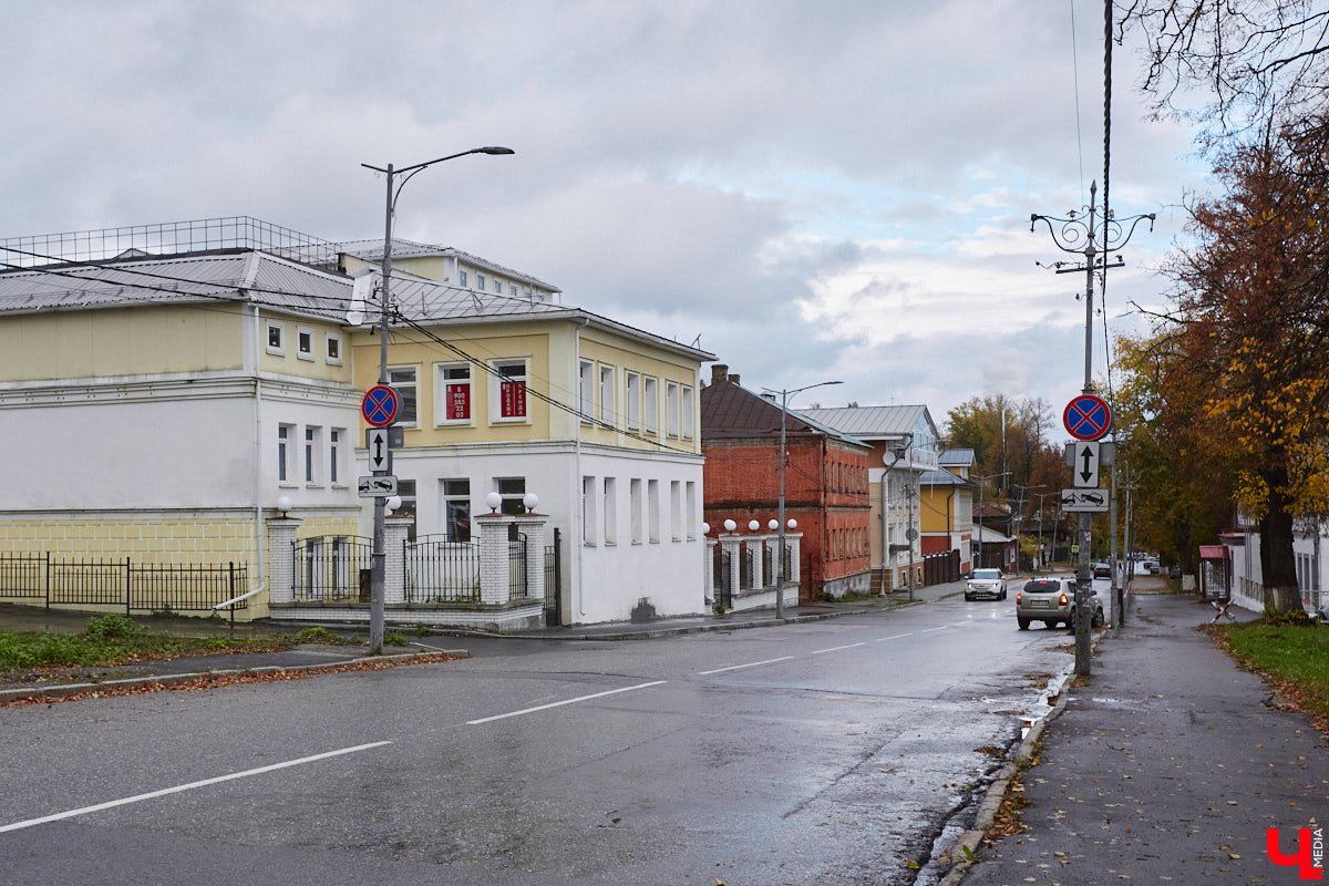 Вы знаете, сколько во Владимире автомобилей? 320 тысяч! А сколько организованных парковочных мест? Намного меньше. Как результат, машины ставят там, где придется: вдоль дорог, во дворах, на газонах. Решают ли вопрос сплошные запреты? Узнали у автоэкспертов.