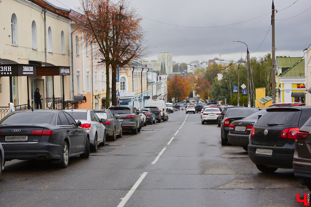 Вы знаете, сколько во Владимире автомобилей? 320 тысяч! А сколько организованных парковочных мест? Намного меньше. Как результат, машины ставят там, где придется: вдоль дорог, во дворах, на газонах. Решают ли вопрос сплошные запреты? Узнали у автоэкспертов.