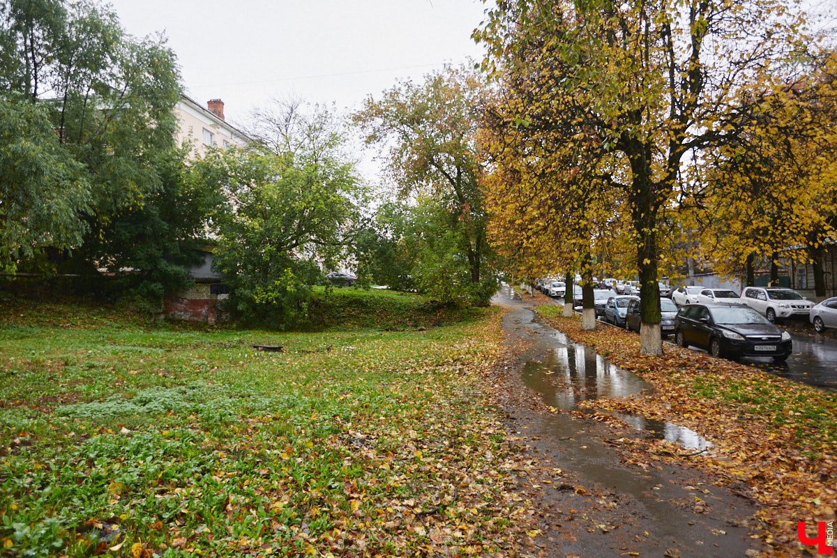 Вы знаете, сколько во Владимире автомобилей? 320 тысяч! А сколько организованных парковочных мест? Намного меньше. Как результат, машины ставят там, где придется: вдоль дорог, во дворах, на газонах. Решают ли вопрос сплошные запреты? Узнали у автоэкспертов.