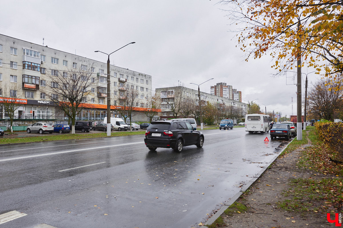 Вы знаете, сколько во Владимире автомобилей? 320 тысяч! А сколько организованных парковочных мест? Намного меньше. Как результат, машины ставят там, где придется: вдоль дорог, во дворах, на газонах. Решают ли вопрос сплошные запреты? Узнали у автоэкспертов.