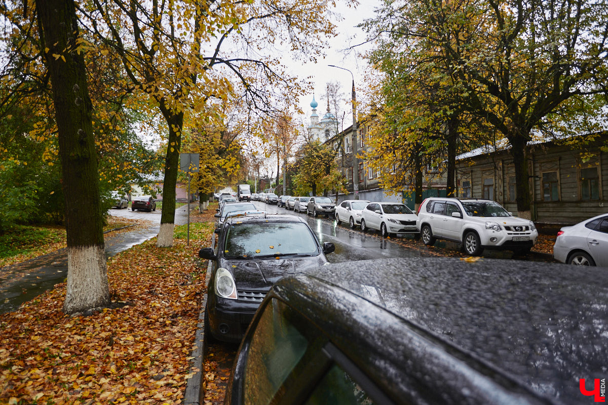 Вы знаете, сколько во Владимире автомобилей? 320 тысяч! А сколько организованных парковочных мест? Намного меньше. Как результат, машины ставят там, где придется: вдоль дорог, во дворах, на газонах. Решают ли вопрос сплошные запреты? Узнали у автоэкспертов.