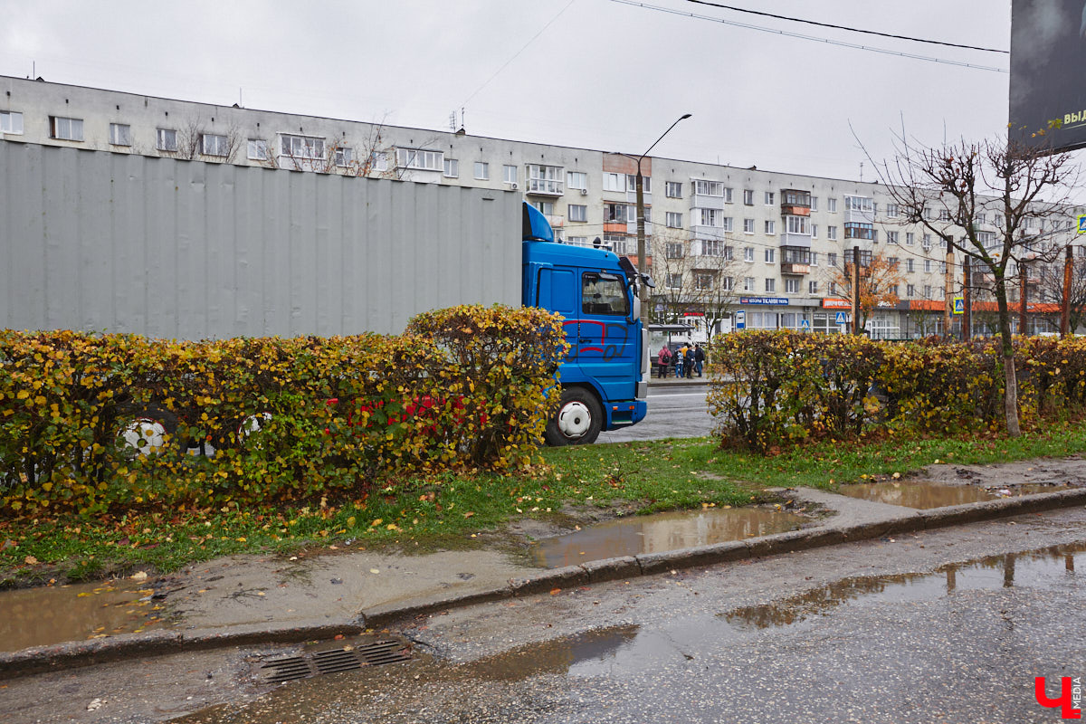 Вы знаете, сколько во Владимире автомобилей? 320 тысяч! А сколько организованных парковочных мест? Намного меньше. Как результат, машины ставят там, где придется: вдоль дорог, во дворах, на газонах. Решают ли вопрос сплошные запреты? Узнали у автоэкспертов.