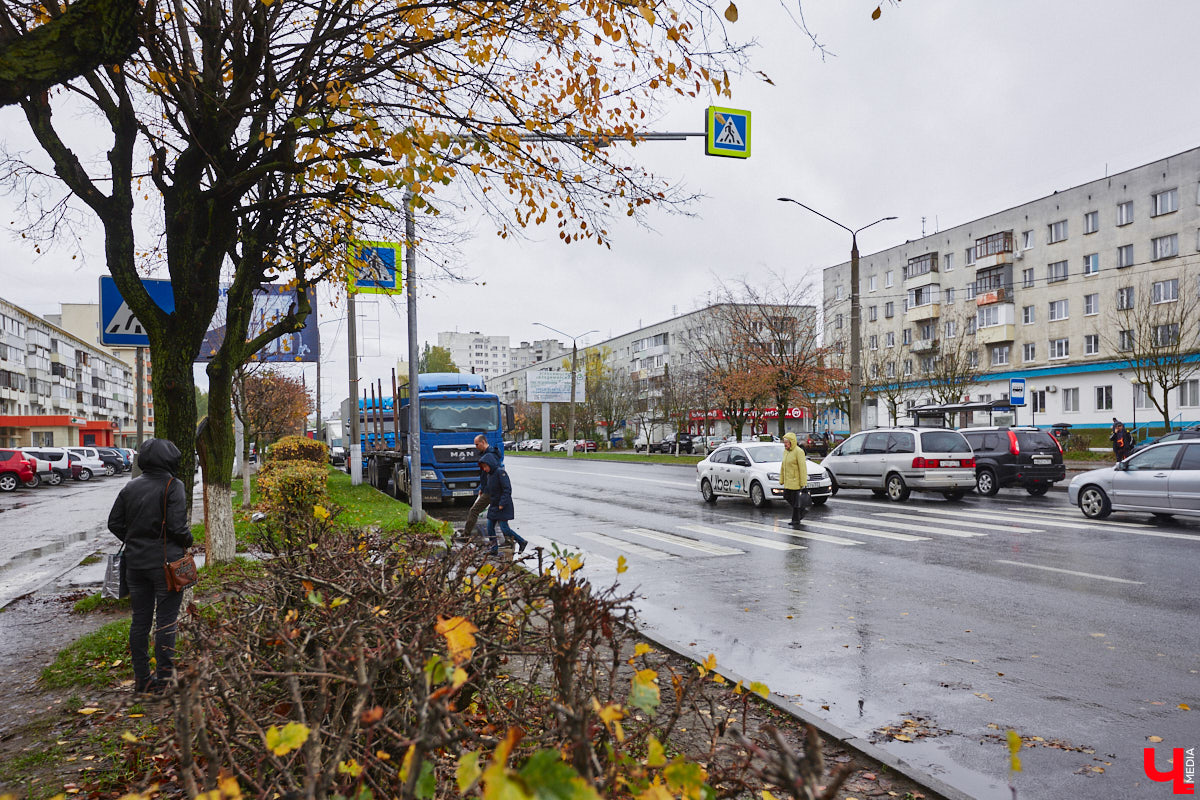 Вы знаете, сколько во Владимире автомобилей? 320 тысяч! А сколько организованных парковочных мест? Намного меньше. Как результат, машины ставят там, где придется: вдоль дорог, во дворах, на газонах. Решают ли вопрос сплошные запреты? Узнали у автоэкспертов.
