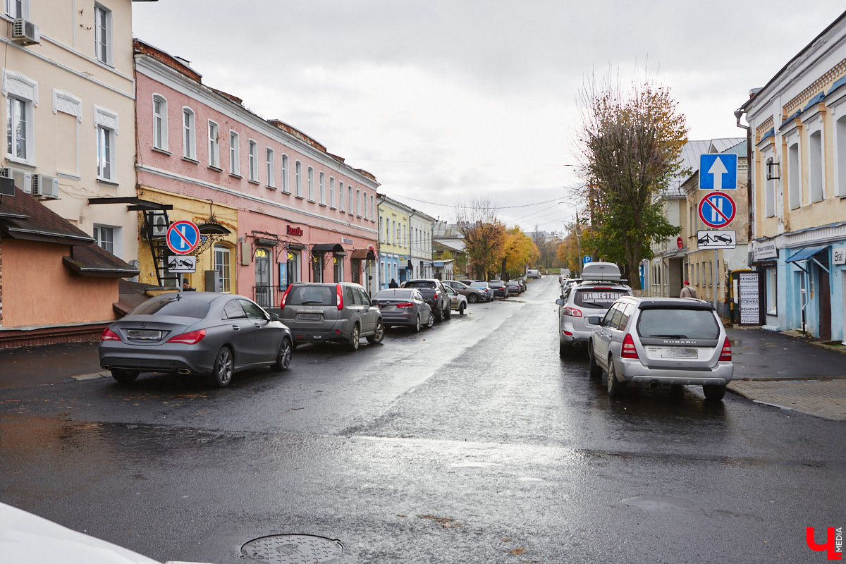 Вы знаете, сколько во Владимире автомобилей? 320 тысяч! А сколько организованных парковочных мест? Намного меньше. Как результат, машины ставят там, где придется: вдоль дорог, во дворах, на газонах. Решают ли вопрос сплошные запреты? Узнали у автоэкспертов.