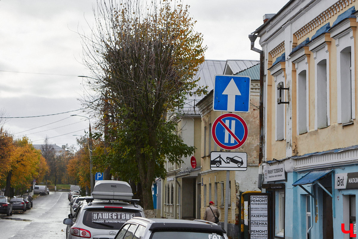 Вы знаете, сколько во Владимире автомобилей? 320 тысяч! А сколько организованных парковочных мест? Намного меньше. Как результат, машины ставят там, где придется: вдоль дорог, во дворах, на газонах. Решают ли вопрос сплошные запреты? Узнали у автоэкспертов.