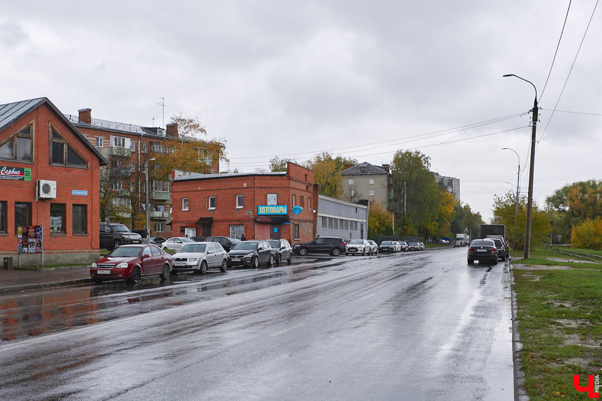 Вы знаете, сколько во Владимире автомобилей? 320 тысяч! А сколько организованных парковочных мест? Намного меньше. Как результат, машины ставят там, где придется: вдоль дорог, во дворах, на газонах. Решают ли вопрос сплошные запреты? Узнали у автоэкспертов.