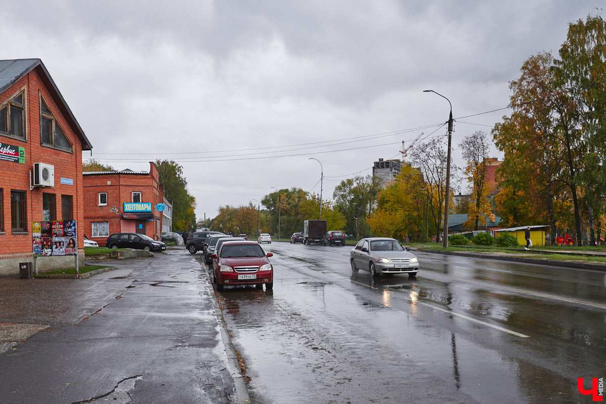 Вы знаете, сколько во Владимире автомобилей? 320 тысяч! А сколько организованных парковочных мест? Намного меньше. Как результат, машины ставят там, где придется: вдоль дорог, во дворах, на газонах. Решают ли вопрос сплошные запреты? Узнали у автоэкспертов.