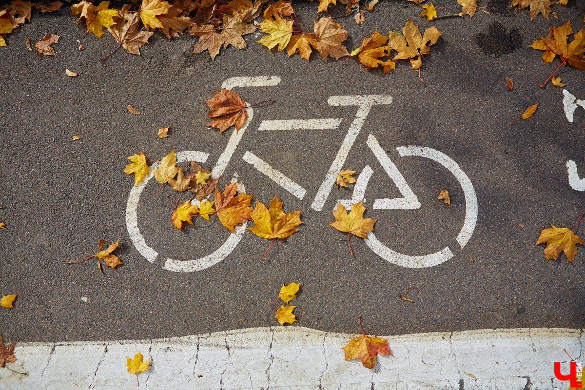 Вы знаете, сколько во Владимире автомобилей? 320 тысяч! А сколько организованных парковочных мест? Намного меньше. Как результат, машины ставят там, где придется: вдоль дорог, во дворах, на газонах. Решают ли вопрос сплошные запреты? Узнали у автоэкспертов.