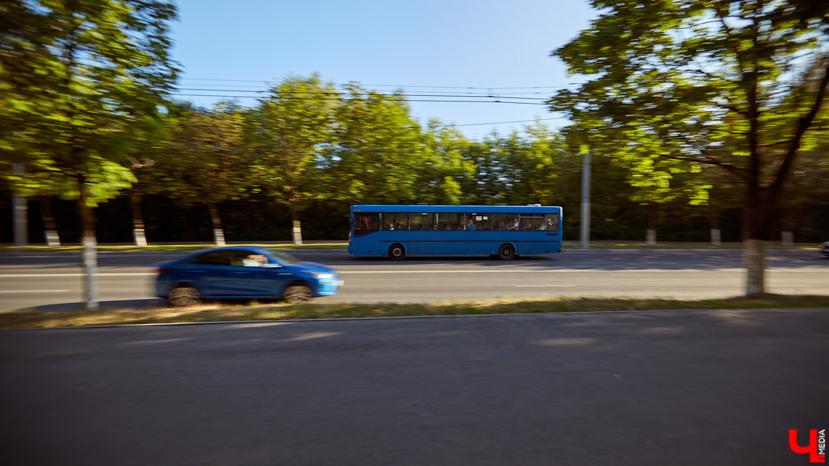 Вы знаете, сколько во Владимире автомобилей? 320 тысяч! А сколько организованных парковочных мест? Намного меньше. Как результат, машины ставят там, где придется: вдоль дорог, во дворах, на газонах. Решают ли вопрос сплошные запреты? Узнали у автоэкспертов.