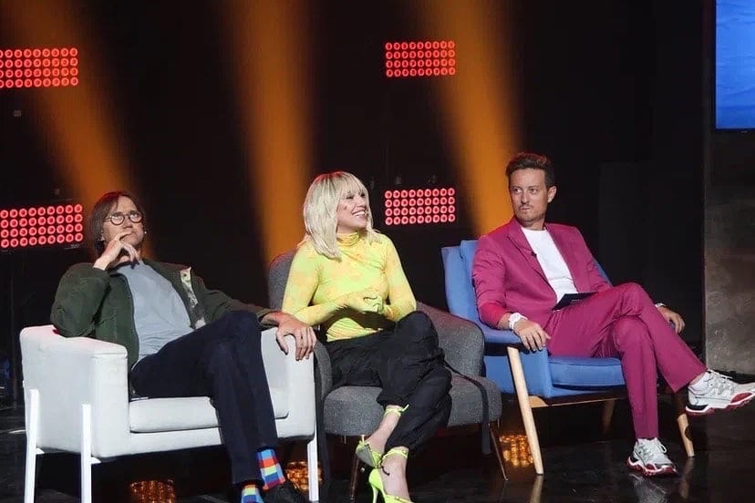 Юлия Галкина из Владимира уже не первый раз участвует в различных вокальных программах. Например, весной прошлого года она блистала на «Новой звезде». А недавно засветилась на кавер-батл-шоу «Ночной контакт», где проявила себя наилучшим образом.