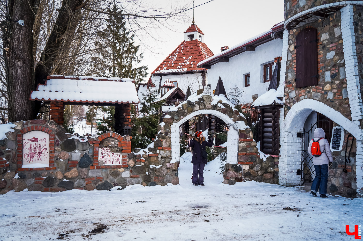 Кэшбэк кэшбэком, но всё-таки сейчас путешествия даются россиянам непросто. Вопрос не только в финансах. Беспокойство, вызванное происходящим в стране, сказывается на желании переменить обстановку, просто отдохнуть или устроить праздник. Наглядный пример: число новогодних бронирований жилья для выездных корпоративов значительно сократилось.