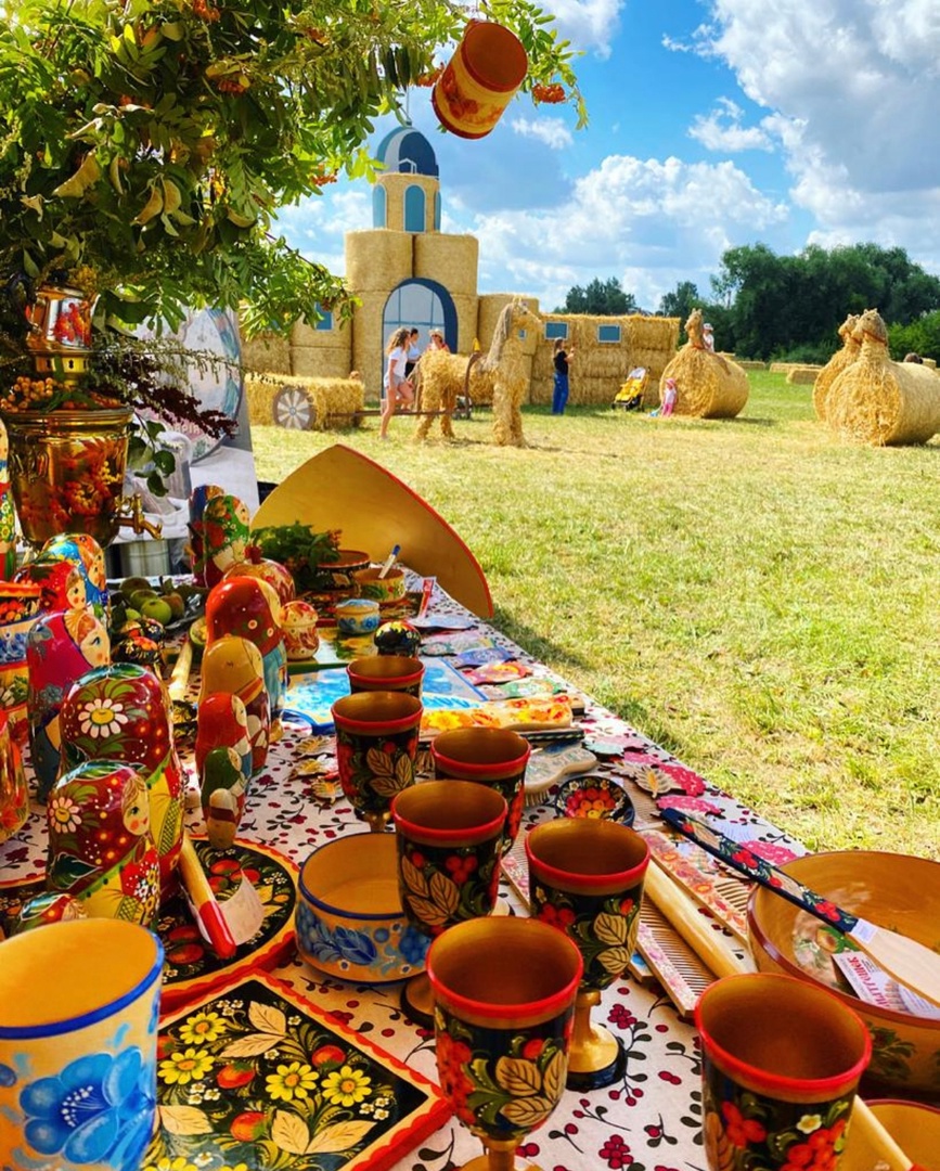 Мануфактура народных промыслов из нашего региона участвует в Russian Creative Awards – единственной в мире премии, охватывающей все креативные отрасли. Среди претендентов на победу IT-специалисты, дизайнеры, музыкант и урбанисты. Номинаций больше 10. А конкурсантов – тысячи. Чем могут удивить именно «Владимиро-Суздальские узоры»?