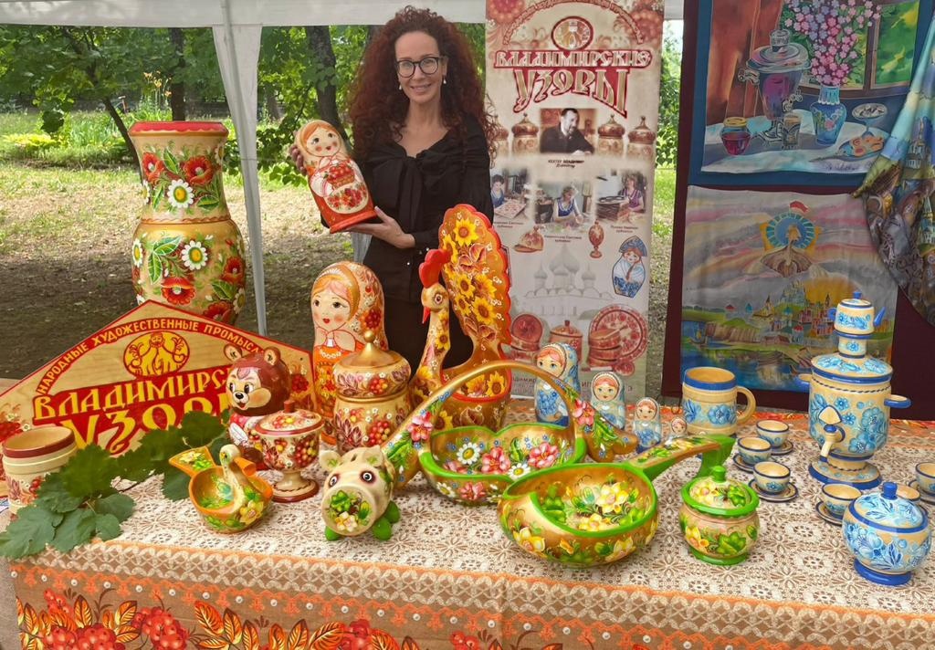 Мануфактура народных промыслов из нашего региона участвует в Russian Creative Awards – единственной в мире премии, охватывающей все креативные отрасли. Среди претендентов на победу IT-специалисты, дизайнеры, музыкант и урбанисты. Номинаций больше 10. А конкурсантов – тысячи. Чем могут удивить именно «Владимиро-Суздальские узоры»?