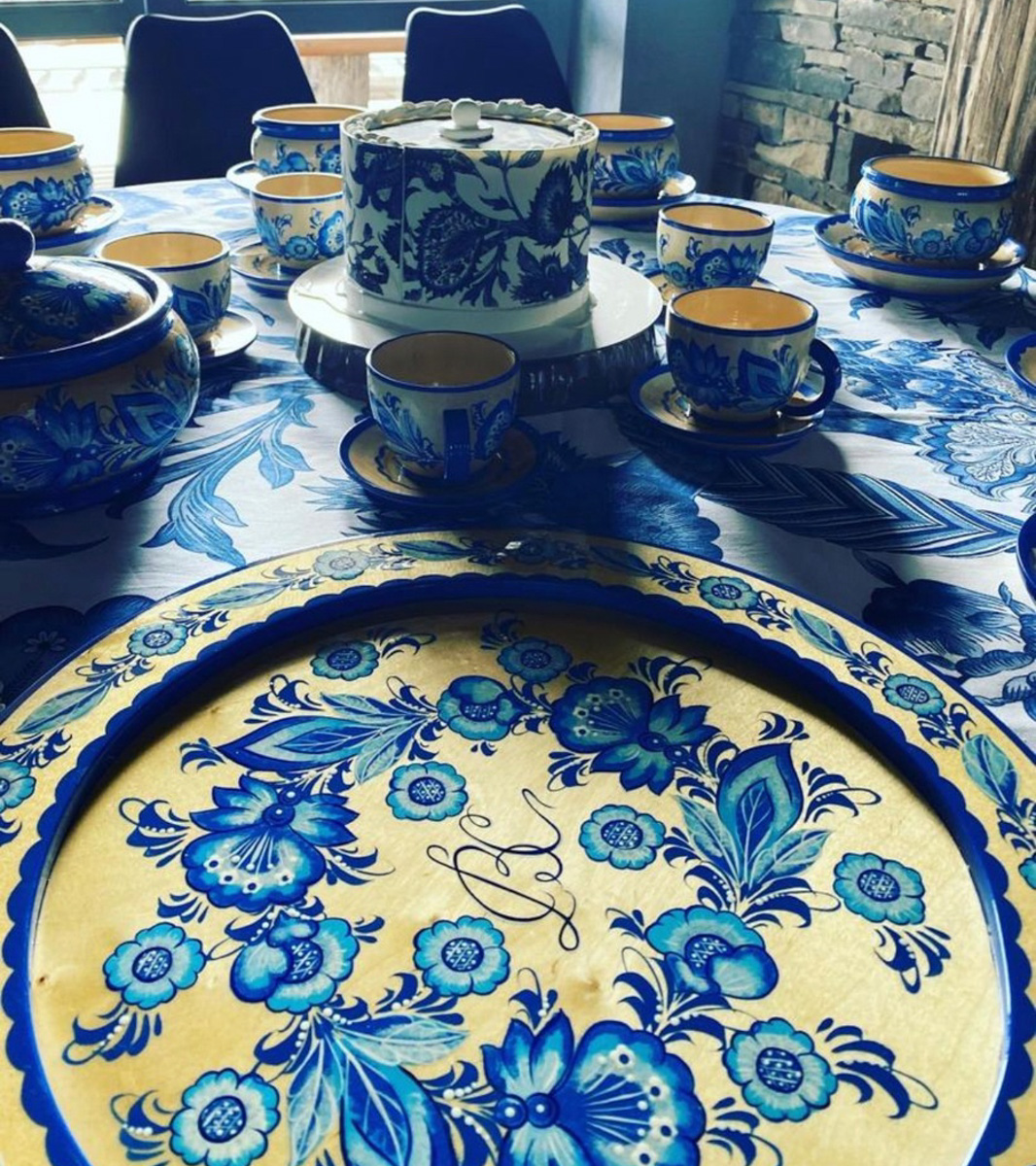 Мануфактура народных промыслов из нашего региона участвует в Russian Creative Awards – единственной в мире премии, охватывающей все креативные отрасли. Среди претендентов на победу IT-специалисты, дизайнеры, музыкант и урбанисты. Номинаций больше 10. А конкурсантов – тысячи. Чем могут удивить именно «Владимиро-Суздальские узоры»?