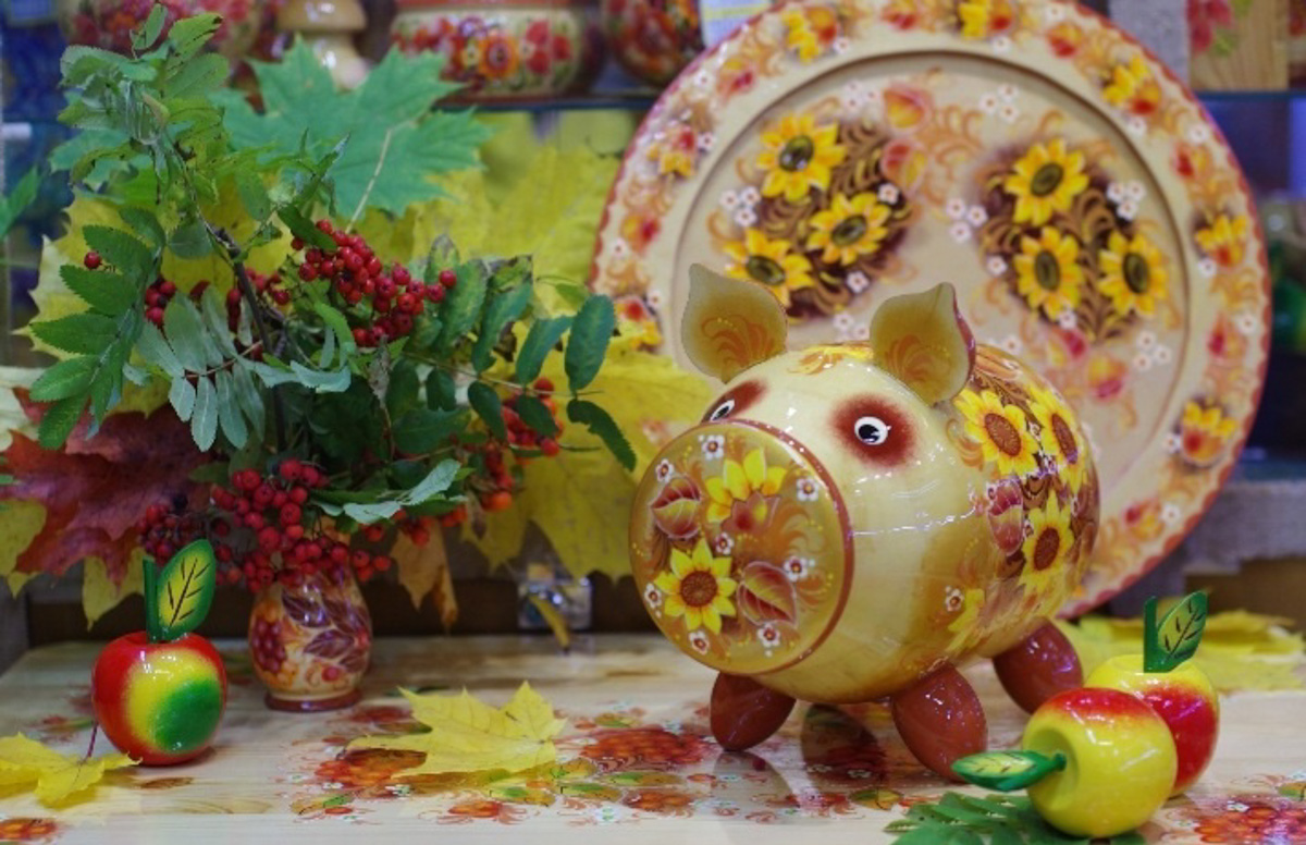 Мануфактура народных промыслов из нашего региона участвует в Russian Creative Awards – единственной в мире премии, охватывающей все креативные отрасли. Среди претендентов на победу IT-специалисты, дизайнеры, музыкант и урбанисты. Номинаций больше 10. А конкурсантов – тысячи. Чем могут удивить именно «Владимиро-Суздальские узоры»?