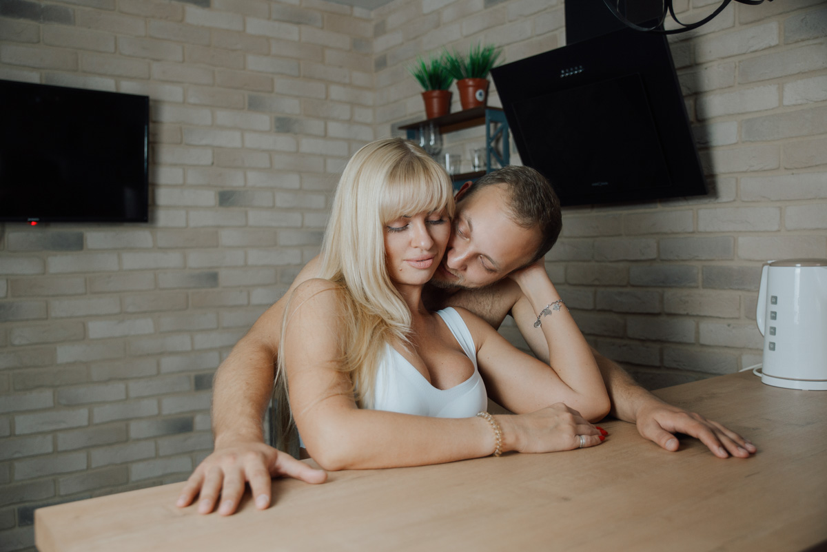 Фотограф Ольга Симкина запечатлела «семейные траблы» юриста Никиты Бельнова и его «возлюбленной», модели Анны Ухаловой. Испуг при взгляде на весы, тёплые объятия после ссоры, совместная уборка — эти и другие ситуации, встречаемые на популярных в Сети рисунках Иегуды Девира, практически незнакомые друг другу владимирцы отыграли с неподдельной искренностью.