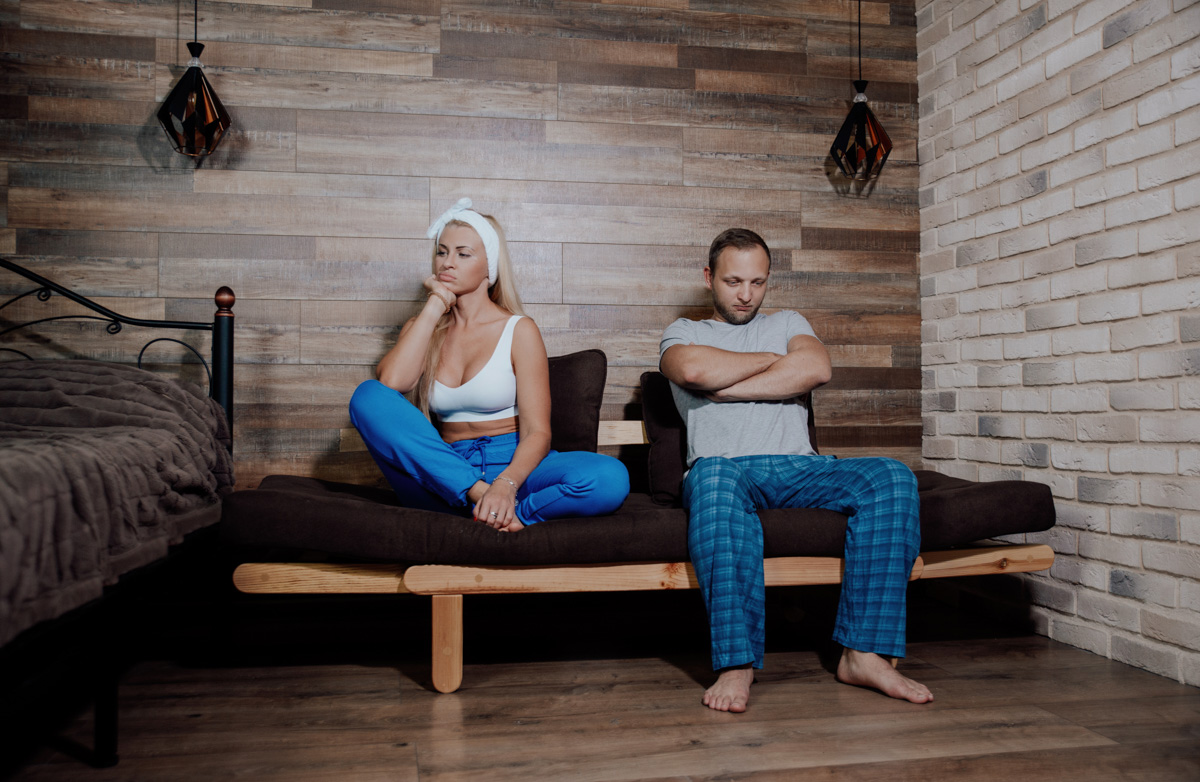 Фотограф Ольга Симкина запечатлела «семейные траблы» юриста Никиты Бельнова и его «возлюбленной», модели Анны Ухаловой. Испуг при взгляде на весы, тёплые объятия после ссоры, совместная уборка — эти и другие ситуации, встречаемые на популярных в Сети рисунках Иегуды Девира, практически незнакомые друг другу владимирцы отыграли с неподдельной искренностью.