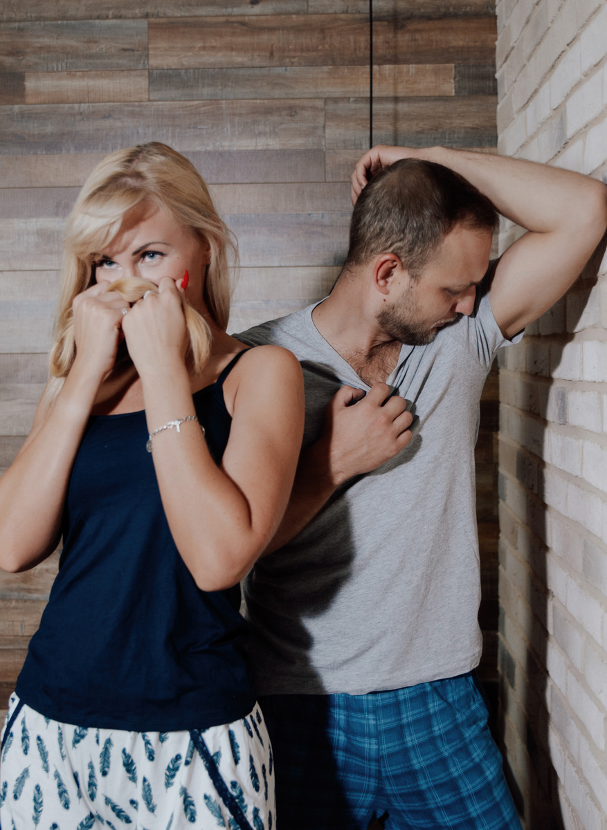 Фотограф Ольга Симкина запечатлела «семейные траблы» юриста Никиты Бельнова и его «возлюбленной», модели Анны Ухаловой. Испуг при взгляде на весы, тёплые объятия после ссоры, совместная уборка — эти и другие ситуации, встречаемые на популярных в Сети рисунках Иегуды Девира, практически незнакомые друг другу владимирцы отыграли с неподдельной искренностью.