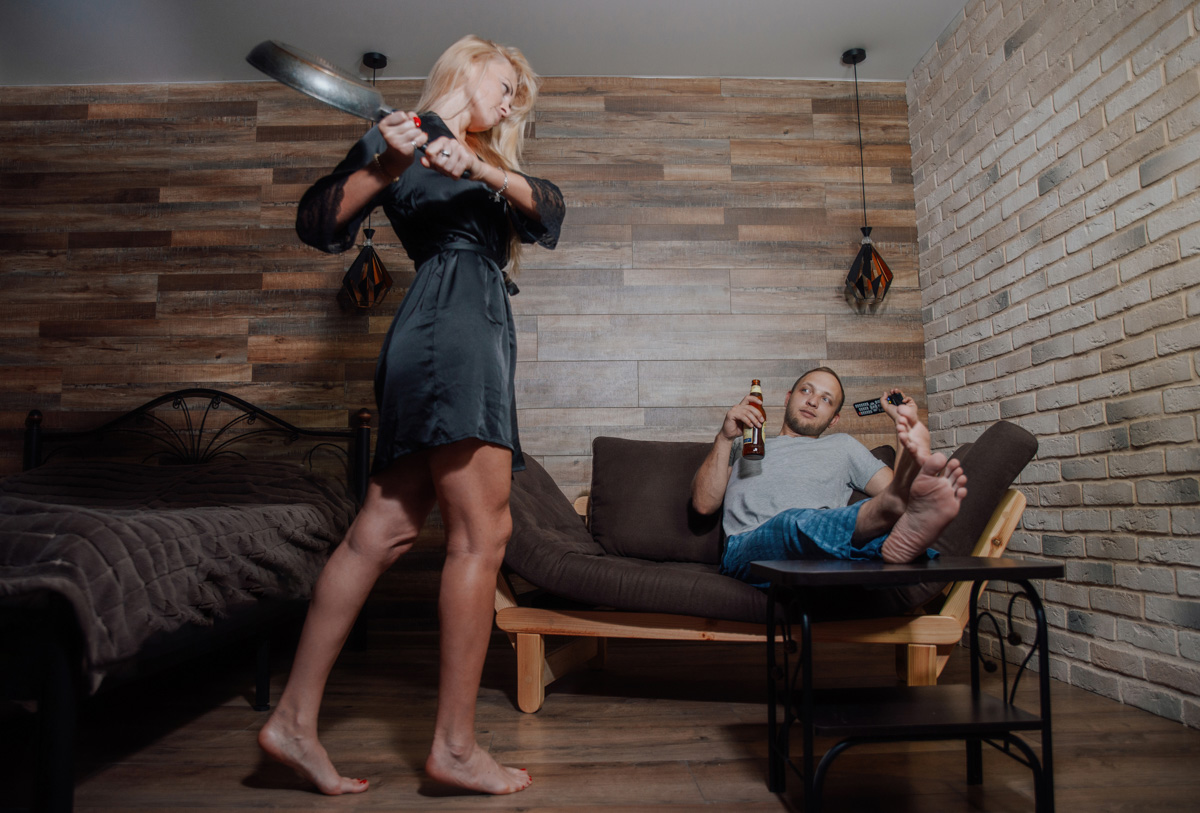 Фотограф Ольга Симкина запечатлела «семейные траблы» юриста Никиты Бельнова и его «возлюбленной», модели Анны Ухаловой. Испуг при взгляде на весы, тёплые объятия после ссоры, совместная уборка — эти и другие ситуации, встречаемые на популярных в Сети рисунках Иегуды Девира, практически незнакомые друг другу владимирцы отыграли с неподдельной искренностью.