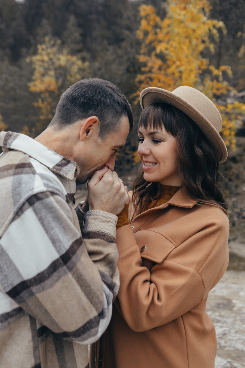 Фотограф Ольга Симкина запечатлела «семейные траблы» юриста Никиты Бельнова и его «возлюбленной», модели Анны Ухаловой. Испуг при взгляде на весы, тёплые объятия после ссоры, совместная уборка — эти и другие ситуации, встречаемые на популярных в Сети рисунках Иегуды Девира, практически незнакомые друг другу владимирцы отыграли с неподдельной искренностью.