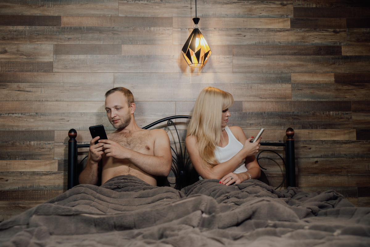 Фотограф Ольга Симкина запечатлела «семейные траблы» юриста Никиты Бельнова и его «возлюбленной», модели Анны Ухаловой. Испуг при взгляде на весы, тёплые объятия после ссоры, совместная уборка — эти и другие ситуации, встречаемые на популярных в Сети рисунках Иегуды Девира, практически незнакомые друг другу владимирцы отыграли с неподдельной искренностью.