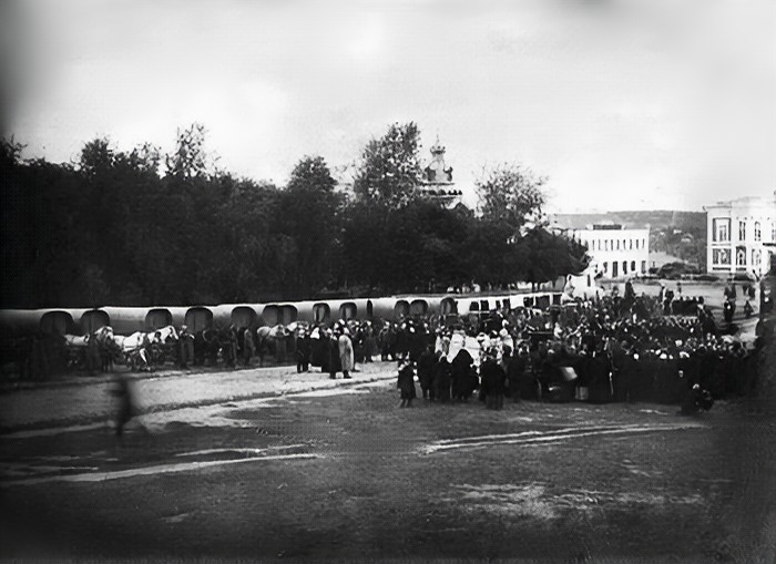 1913 год ознаменовался для владимирцев двумя важными событиями, связанными с царствующей семьей. 13 мая город посетил император Николай II. А 9 октября был заложен первый камень будущей больницы «в честь 300-летия Царствующего Дома Романовых». Той самой, которую горожане называют «Красным Крестом». Почему именно так? Чтобы получить ответ, придется углубиться в историю.